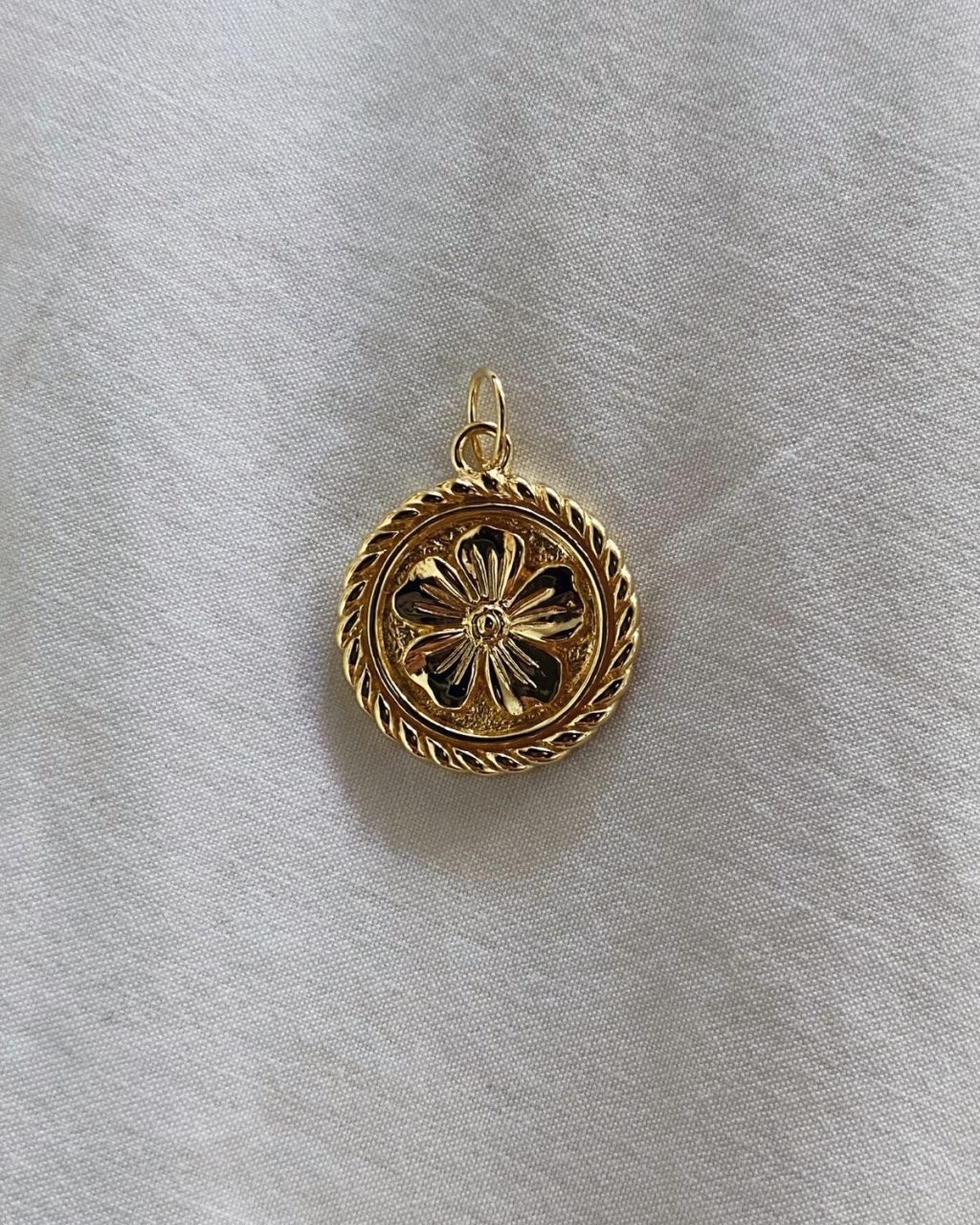 Flower coin pendant in 18k gold vermeil